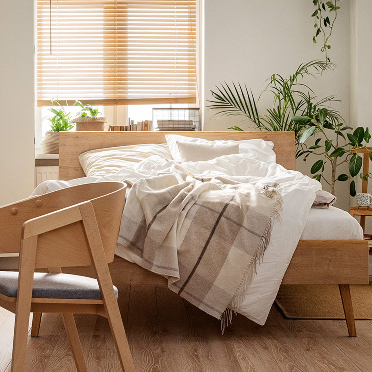 Спалня с плоска табла от естествено дърво NATURE с дървени крака и различни рамери