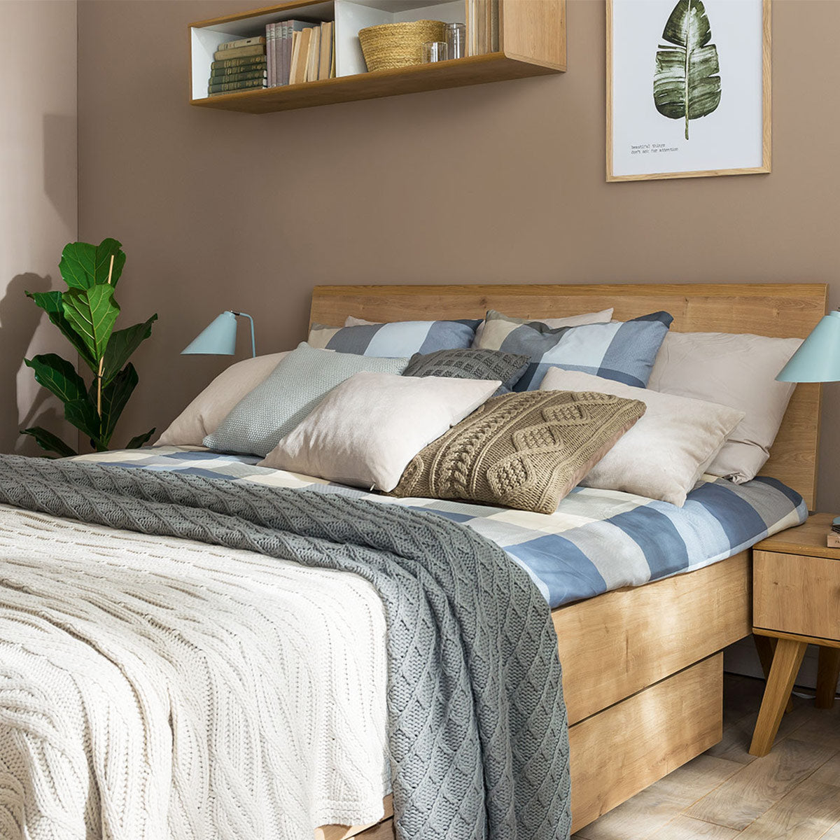 Спалня с плоска табла от естествено дърво NATURE с дървени крака и различни рамери