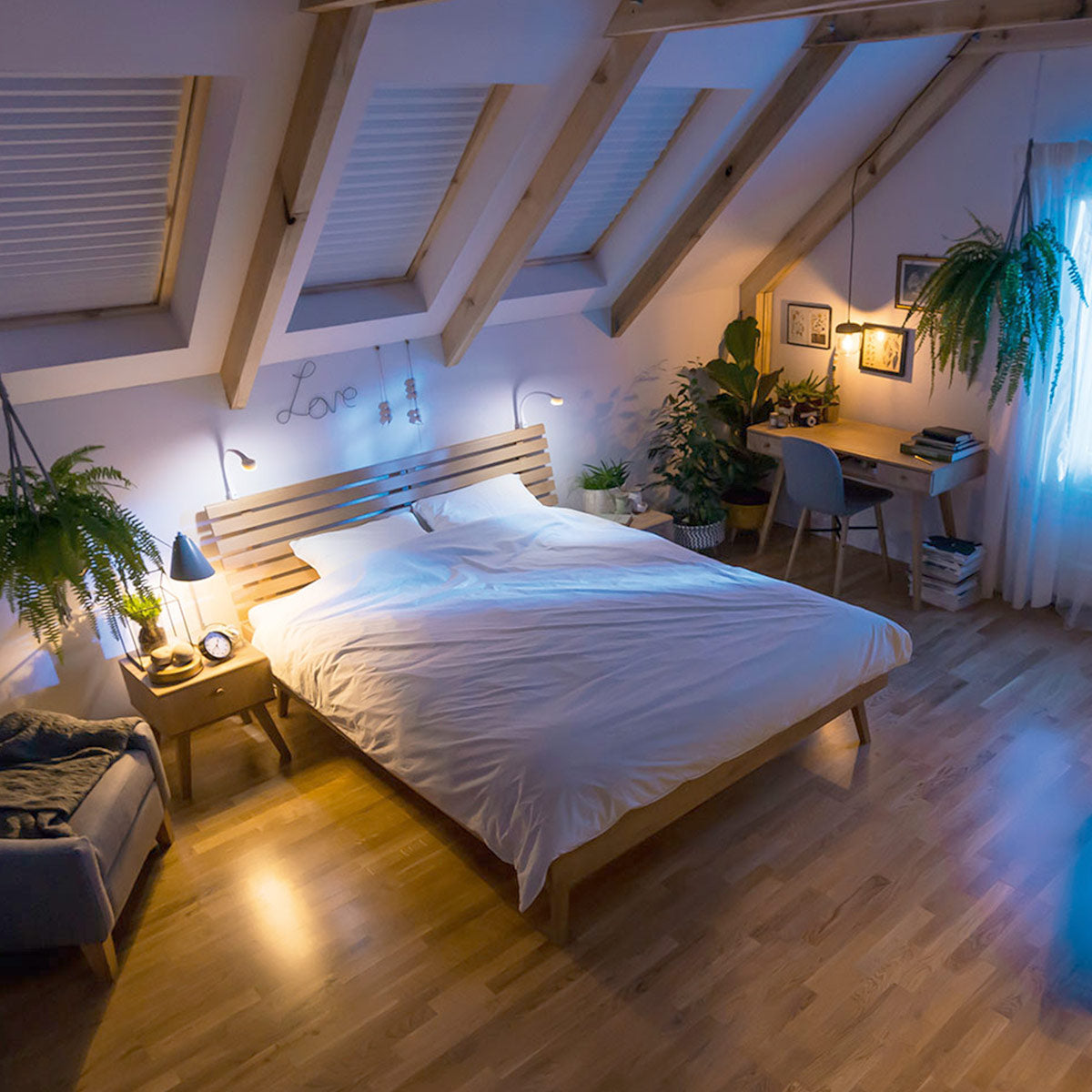 Спалня с табла от масивен дъб NATURE  с дървени крака и различни рамери