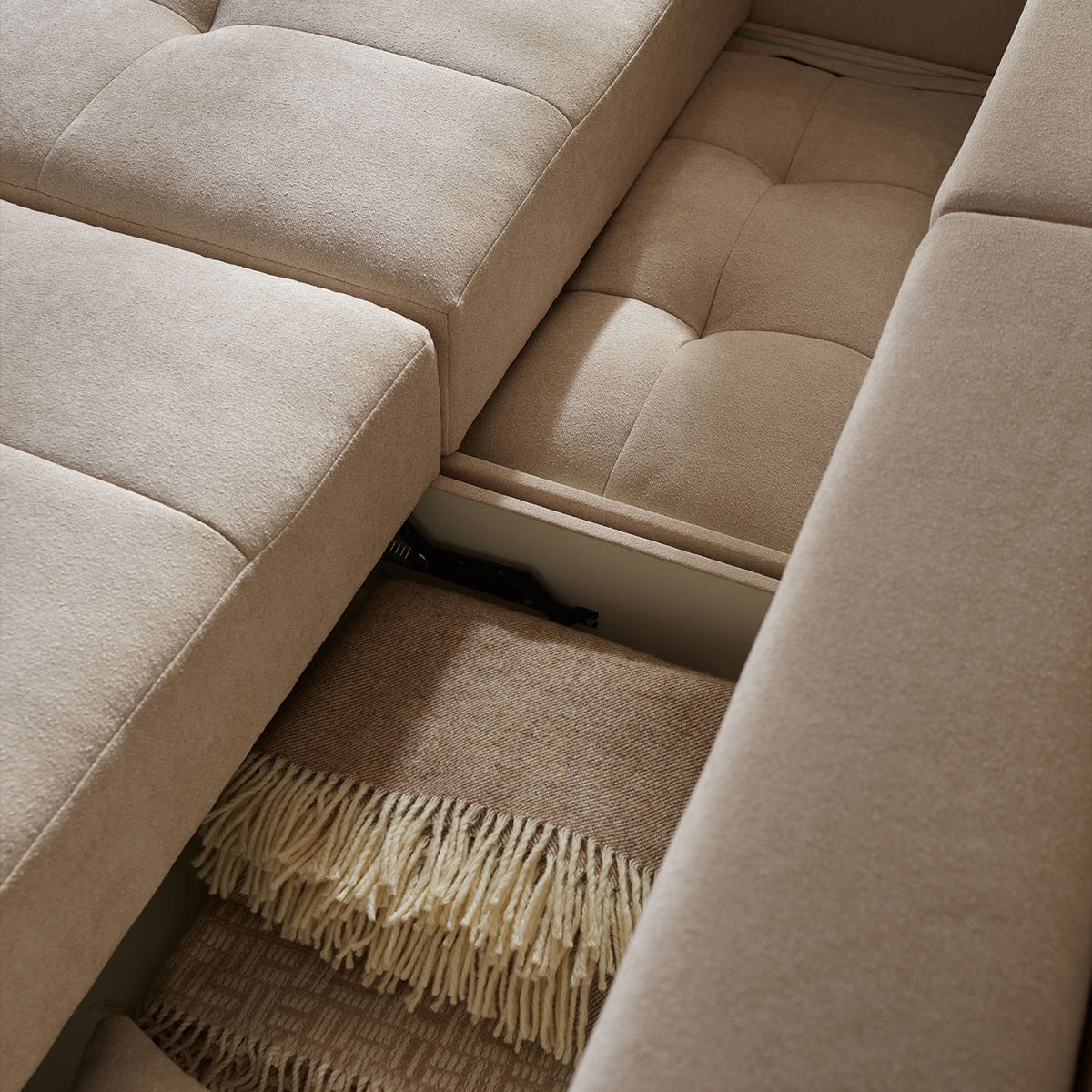 Триместен диван Duvio