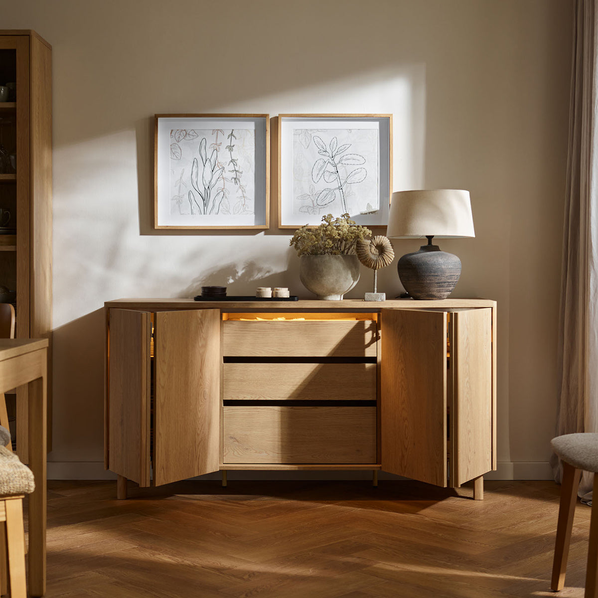 Бюфет с чекмеджета и осветление Well