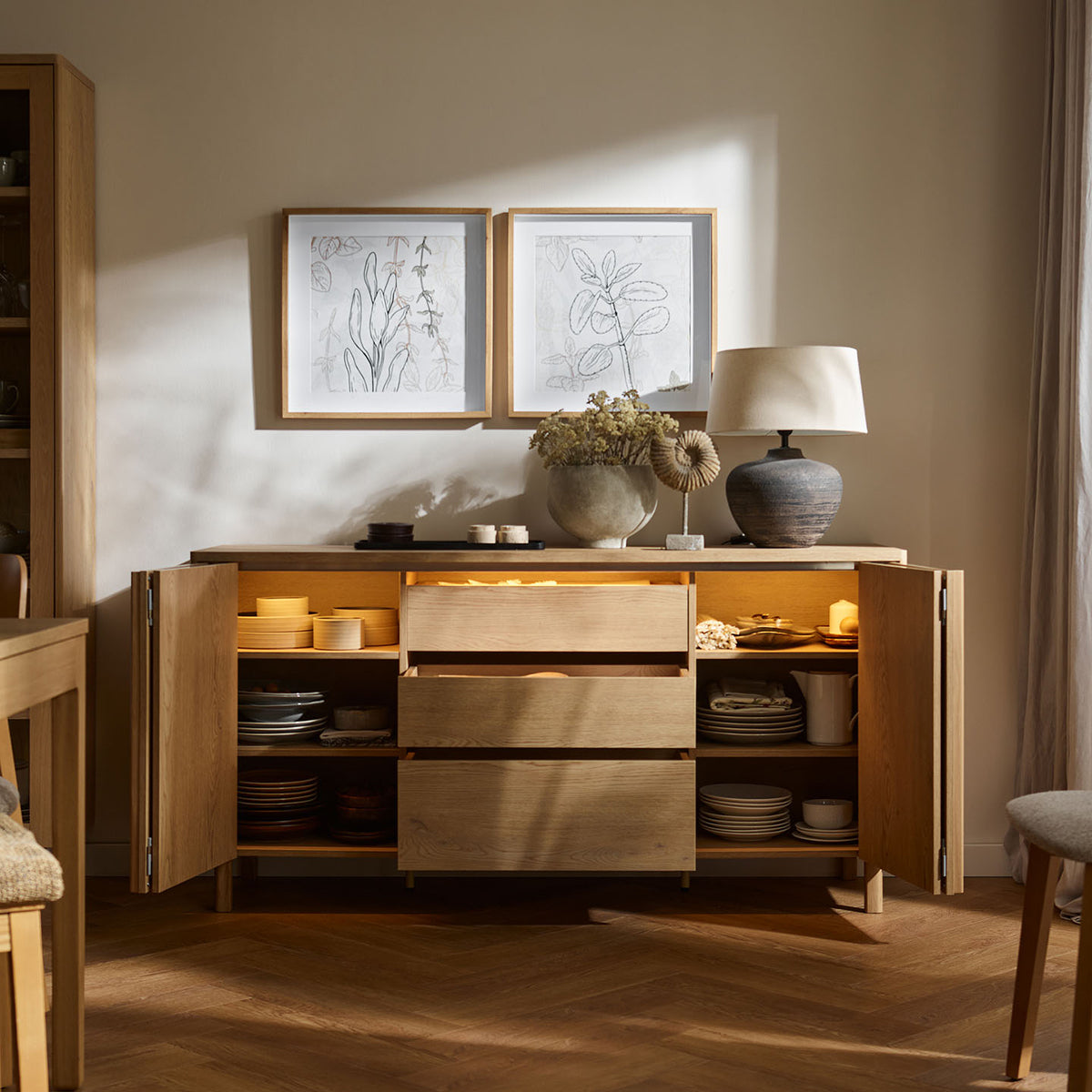 Бюфет с чекмеджета и осветление Well