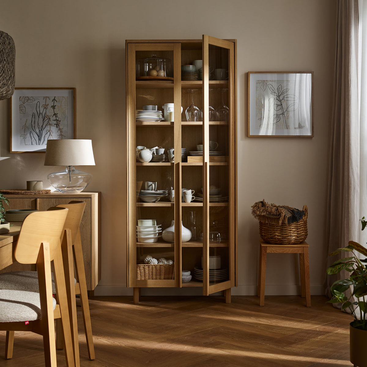 Двукрила витрина Well