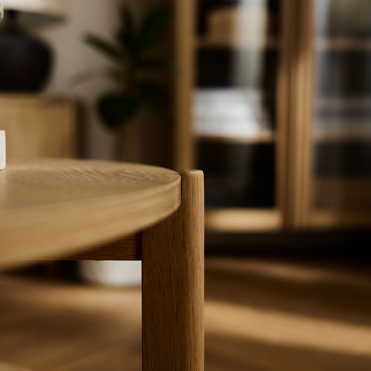 Кръгла холна маса Well