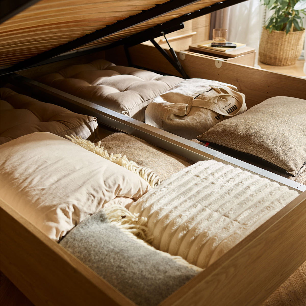 Легло с рафтове Well