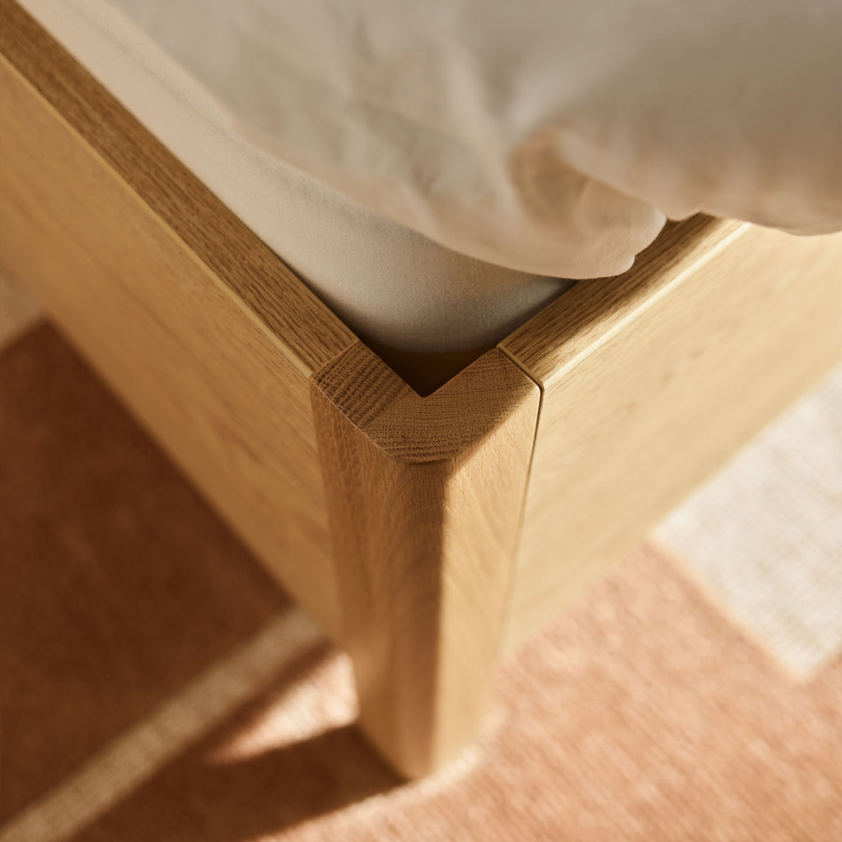 Легло с тапицирана табла Well