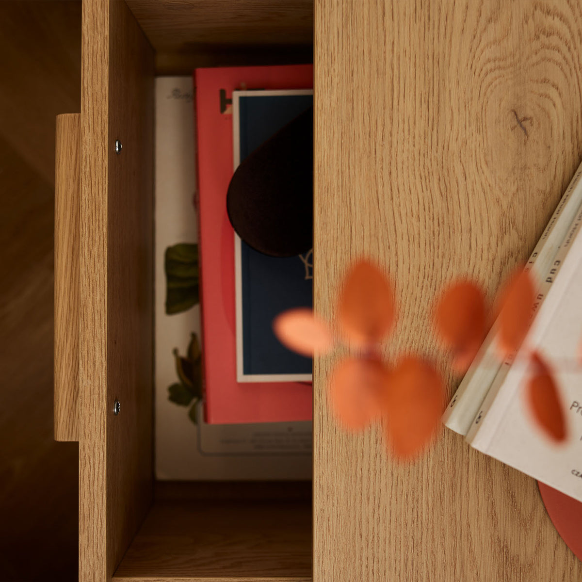 Нощно шкафче Well