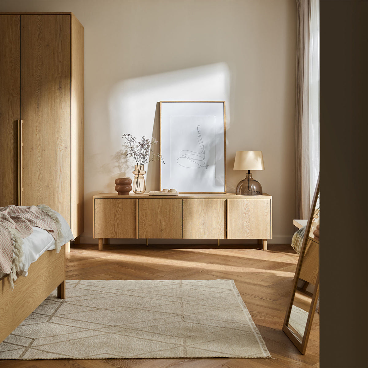 Широк скрин с чекмеджета и осветление Well