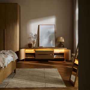 Широк скрин с чекмеджета и осветление Well