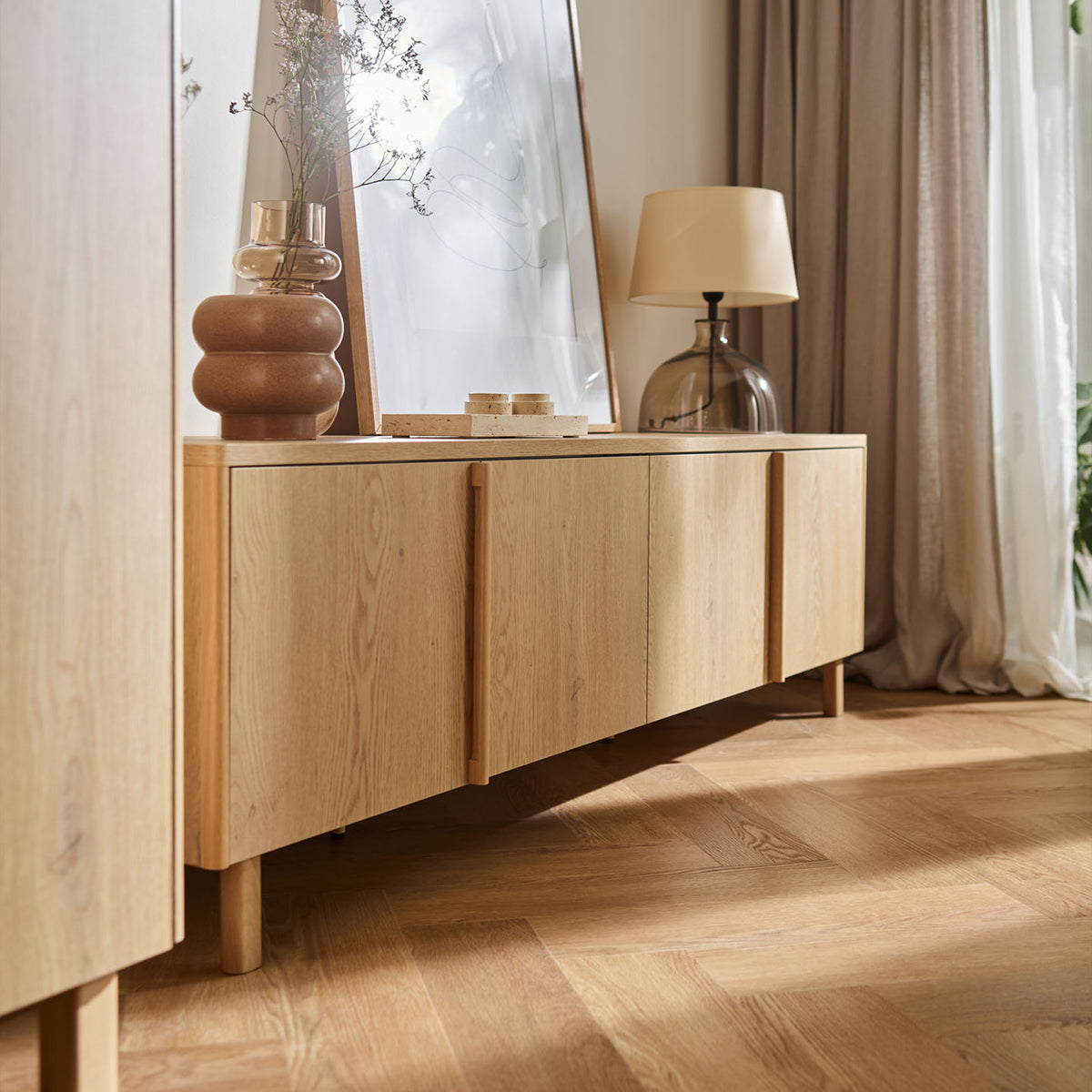 Широк скрин с чекмеджета и осветление Well