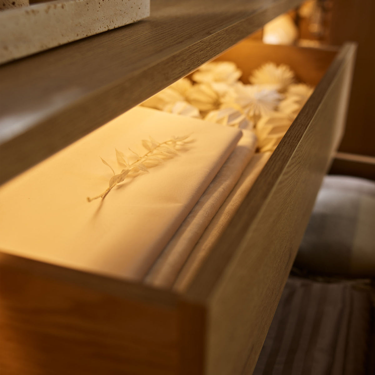 Широк скрин с чекмеджета и осветление Well