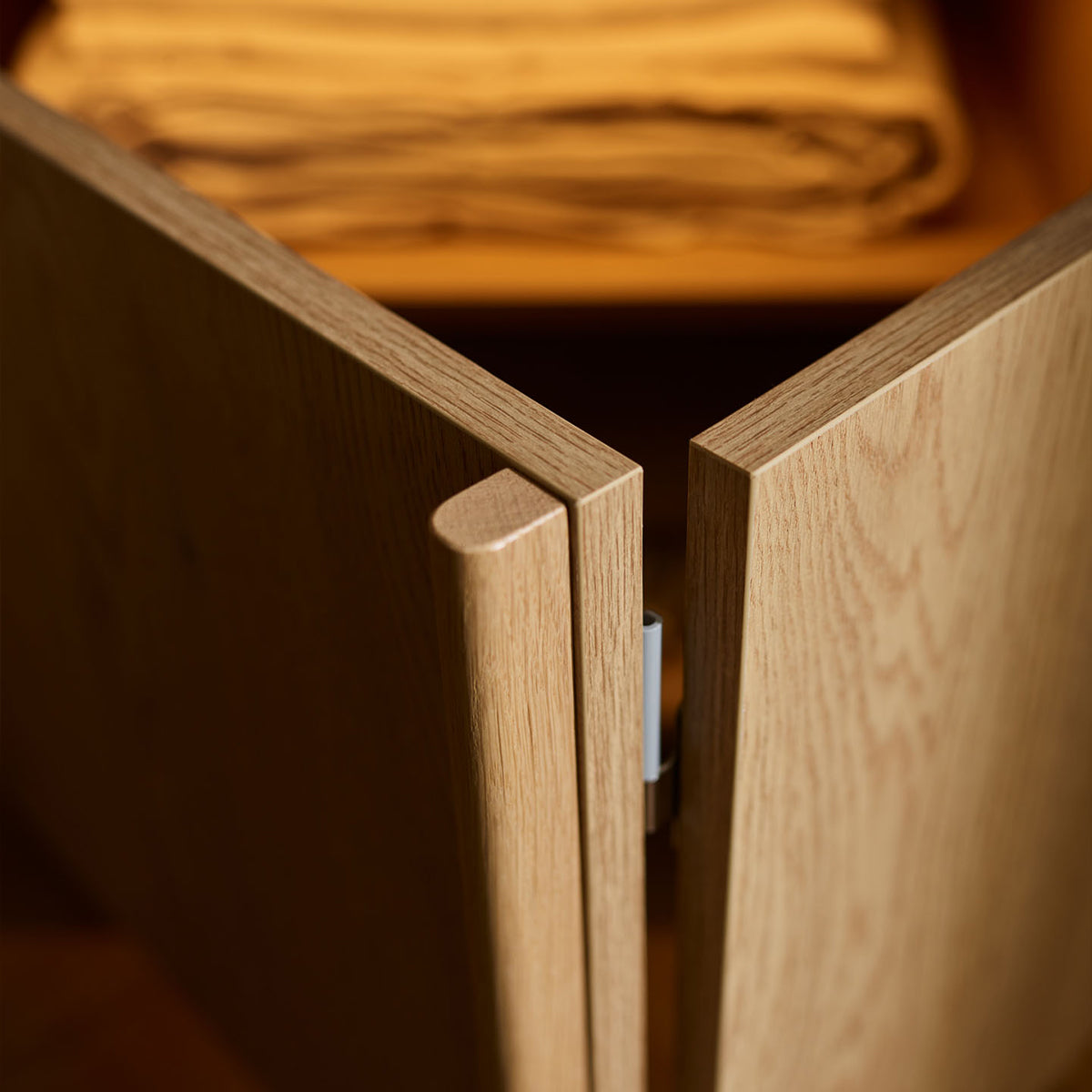 Широк скрин с чекмеджета и осветление Well