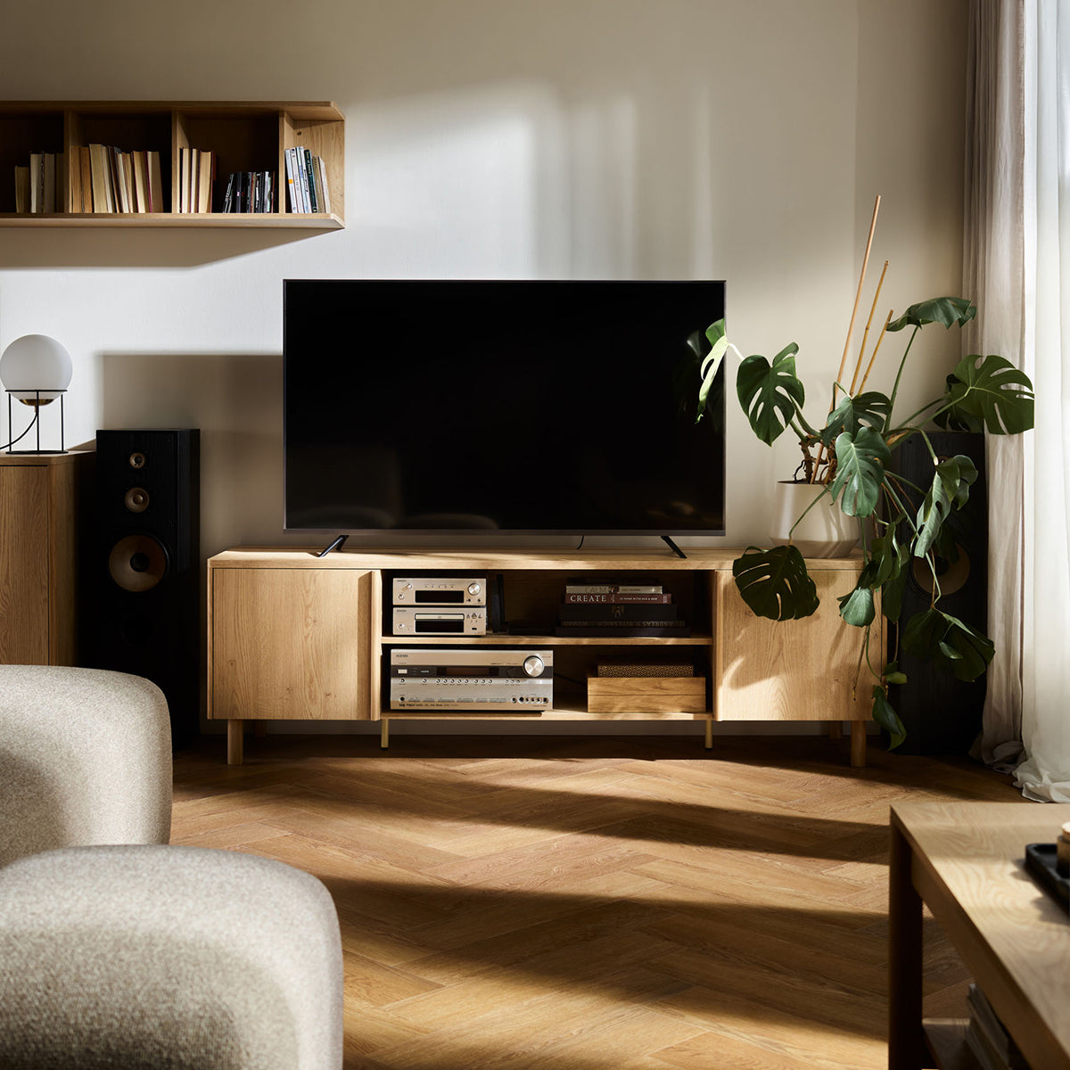 Широк шкаф за телевизор Well