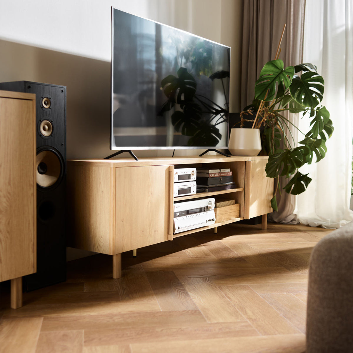 Широк шкаф за телевизор Well