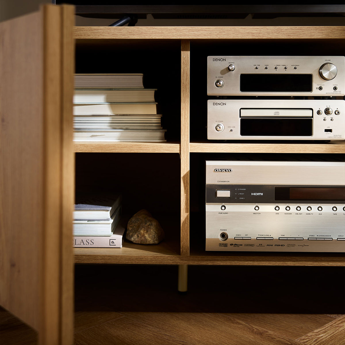 Широк шкаф за телевизор Well