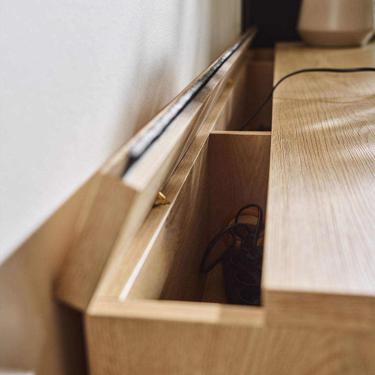 Широк шкаф за телевизор Well