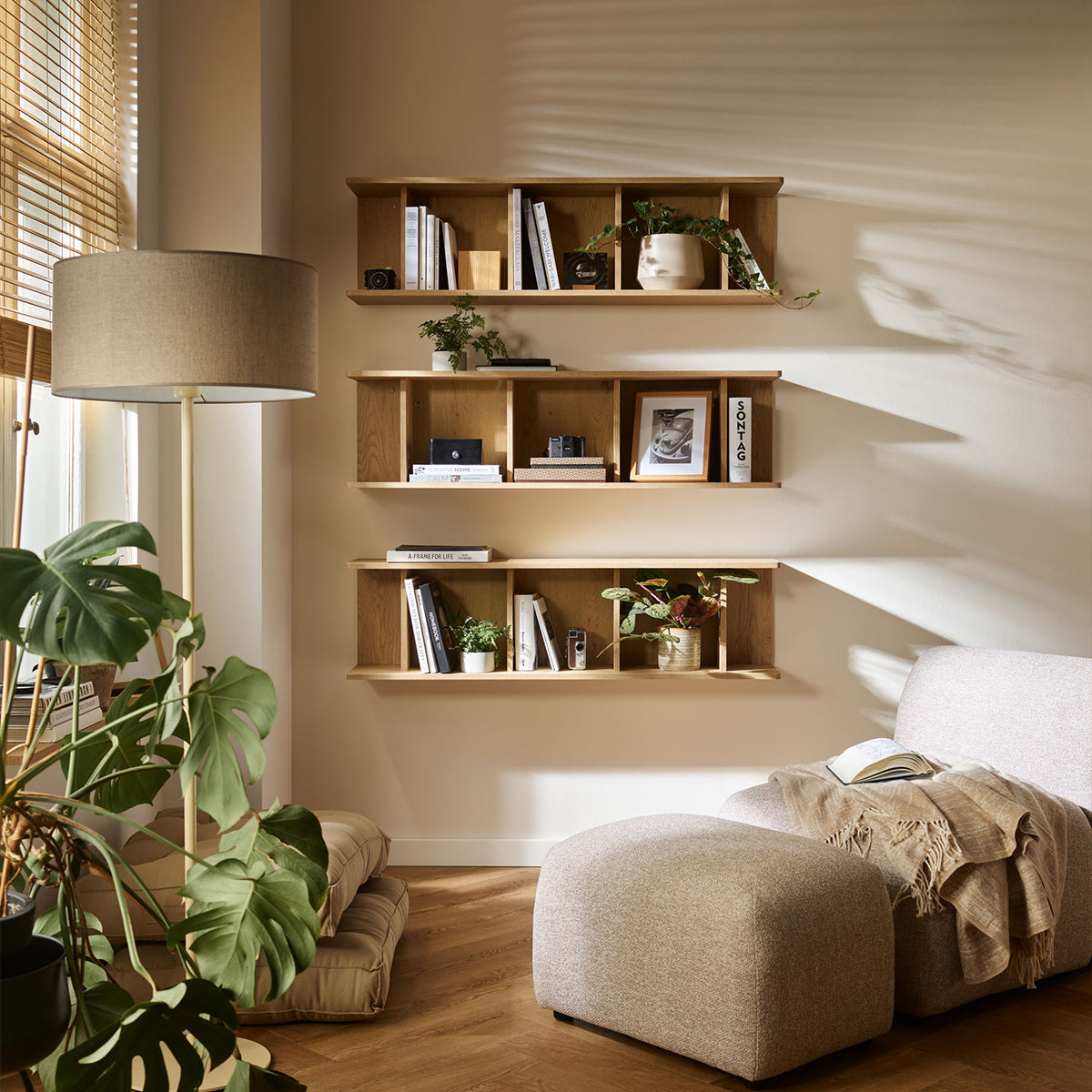 Широка етажерка за стена Well