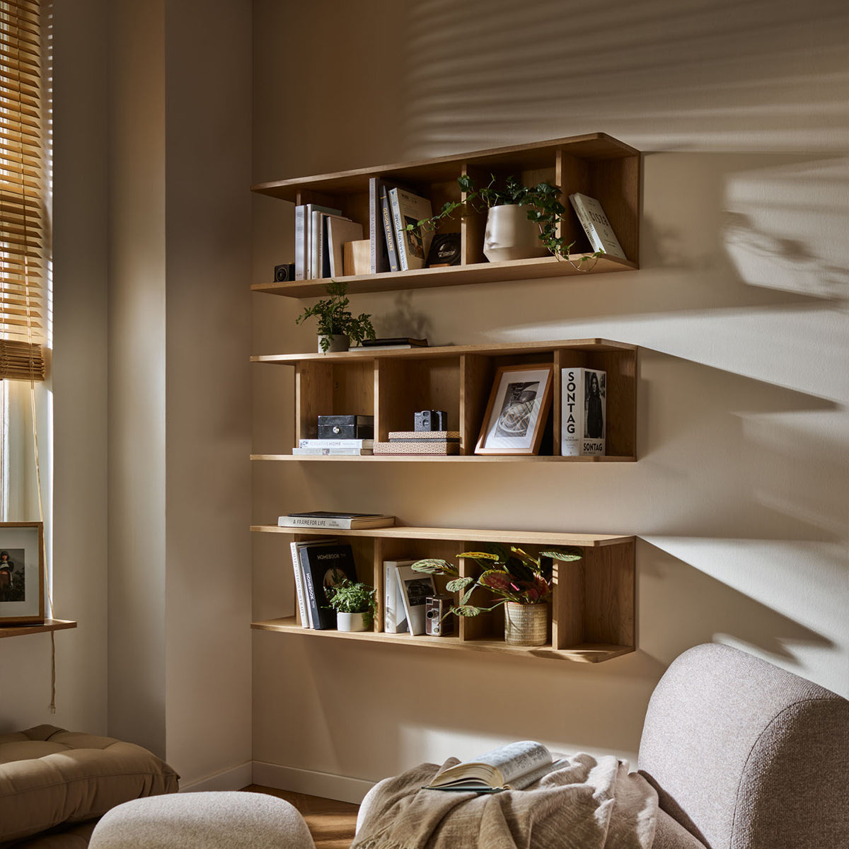 Широка етажерка за стена Well