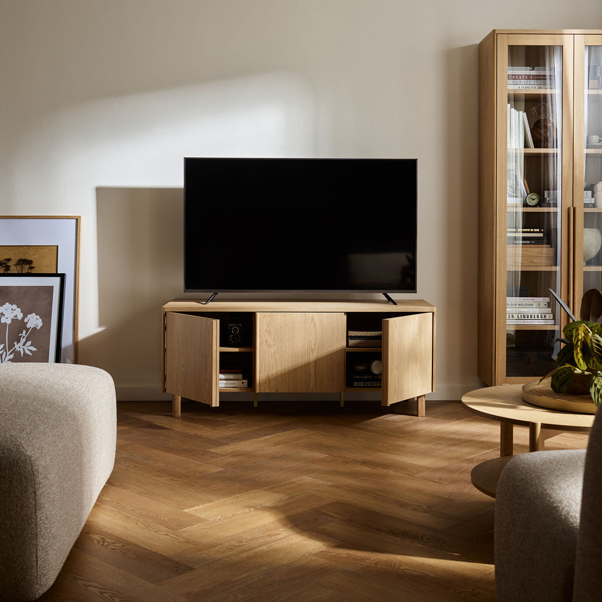 Тесен шкаф за телевизор Well