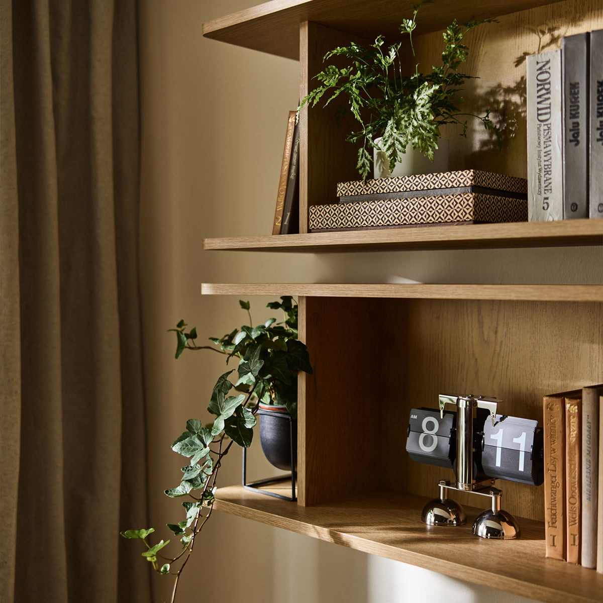 Тясна етажерка за стена Well