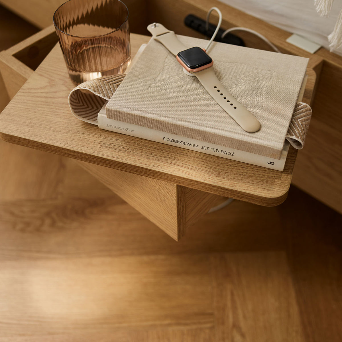 Висящо нощно шкафче Well