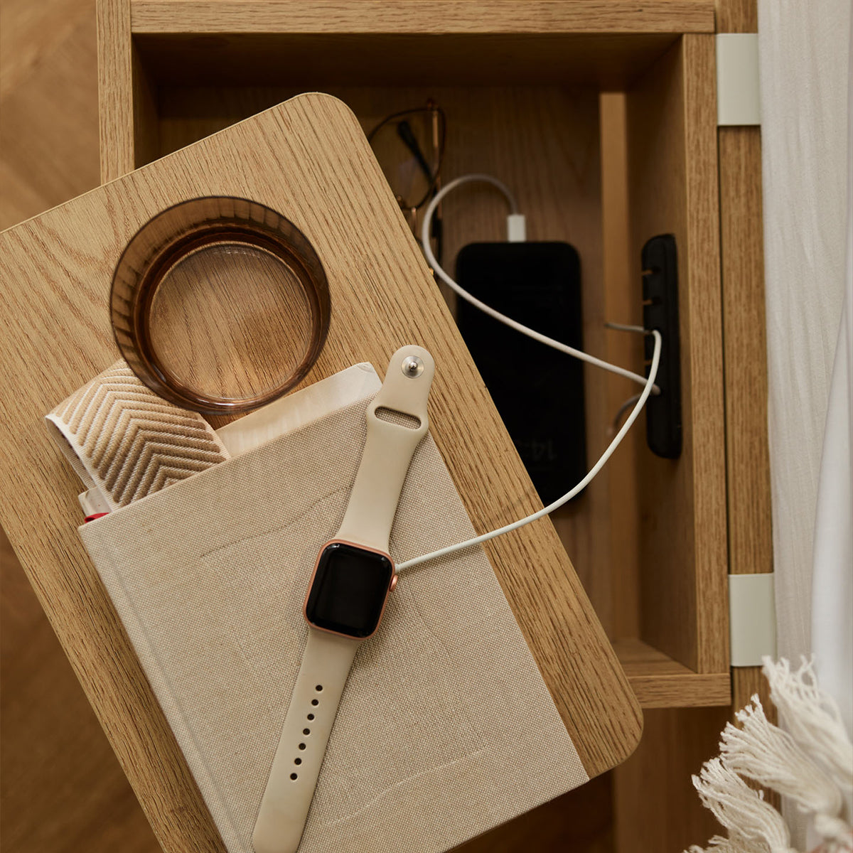 Висящо нощно шкафче Well