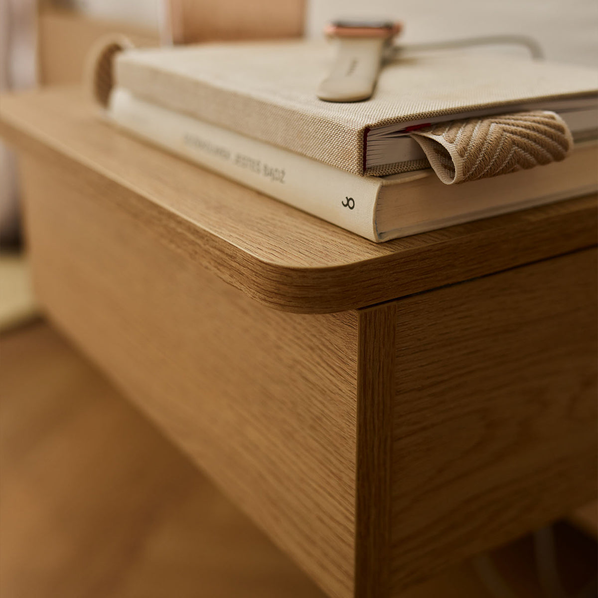 Висящо нощно шкафче Well